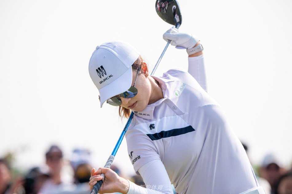 尹天琪优雅挥杆，身体舒展成一道完美弧线，目光坚定地望向球道远方。