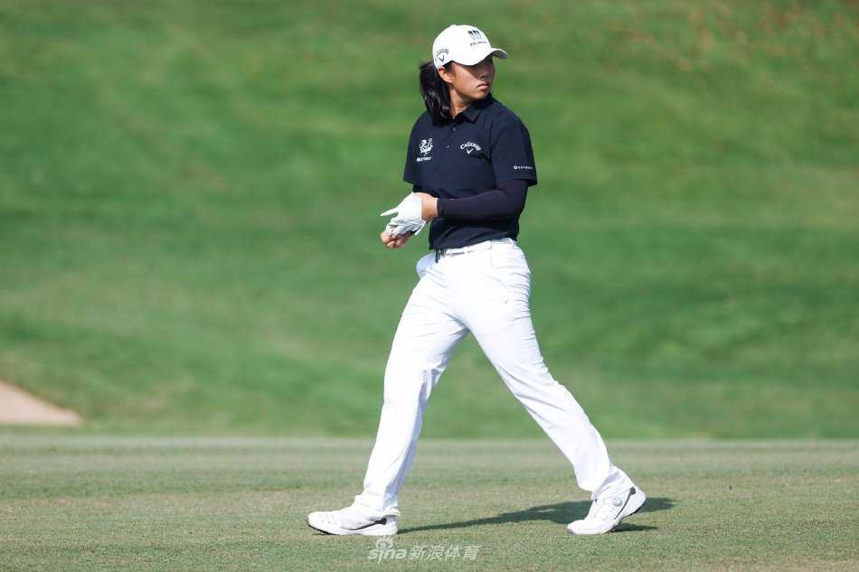 尹天琪与冠军奖杯合影，笑容灿烂，身后是上海旗忠花园俱乐部的美丽风景。