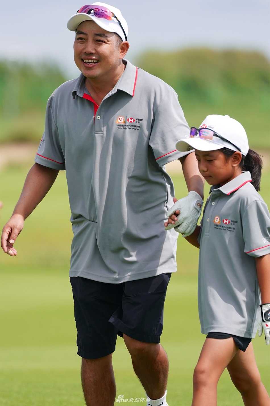 刘宇婕全神贯注准备推杆，阳光为她的小身影镀上金色轮廓