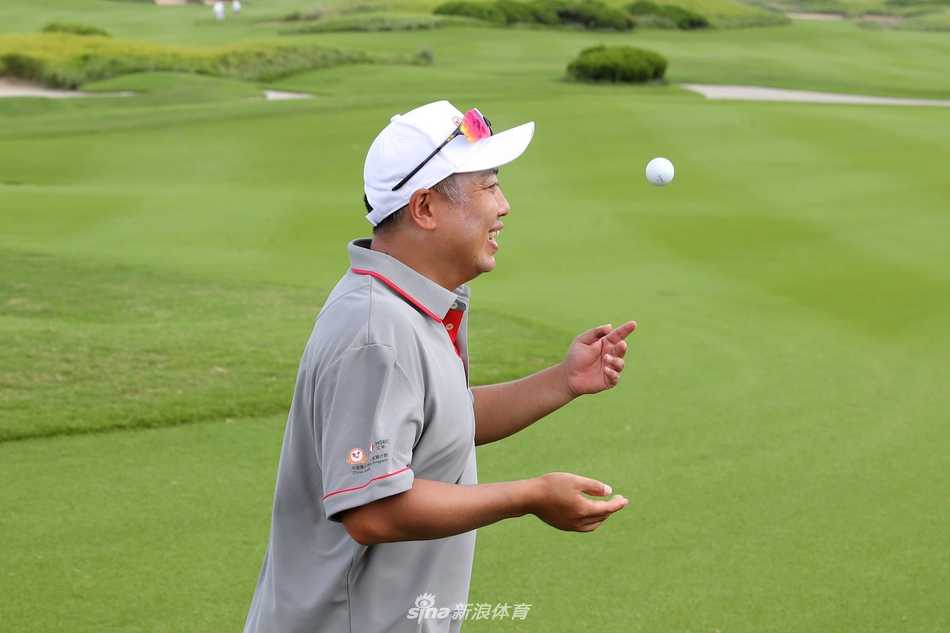 父女击掌庆祝精彩一杆，手掌相触瞬间传递无限鼓励与喜悦