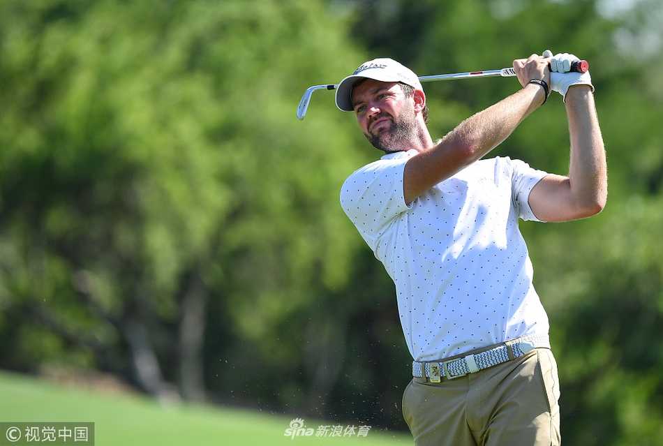 登喜路锦标赛群雄逐鹿 贾米森领先群雄乌修仁蓄势待发 领先者斯科特·贾米森在豹溪俱乐部球道上冷静观察,准备关键一击