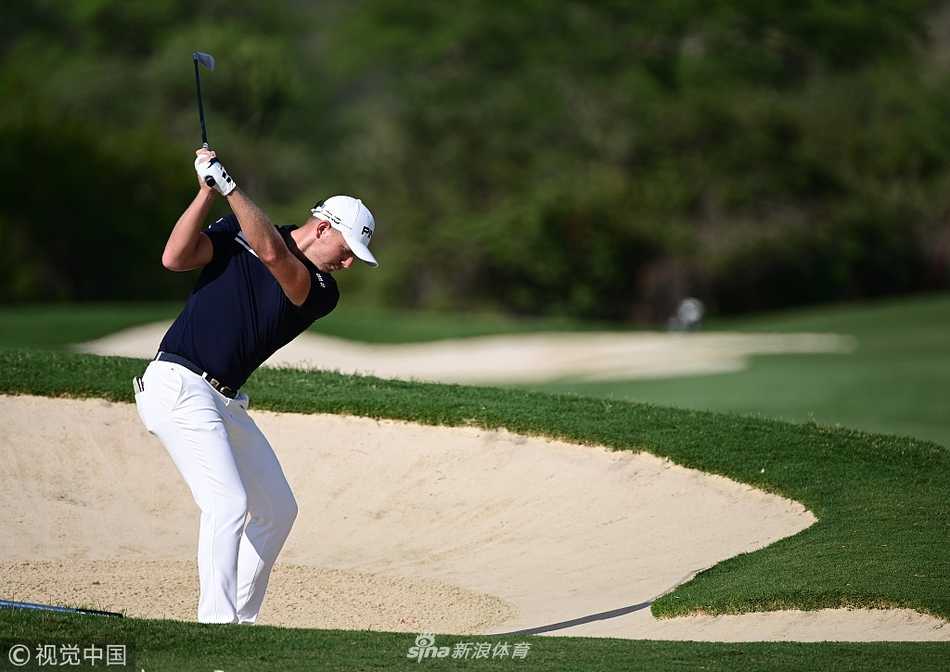 登喜路锦标赛群雄逐鹿 贾米森领先群雄乌修仁蓄势待发 赛事在壮丽的豹溪乡村俱乐部举行,阳光洒在起伏的球道与沙坑上