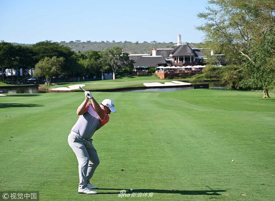登喜路锦标赛群雄逐鹿 贾米森领先群雄乌修仁蓄势待发 并列第三的赞德·隆巴德在果岭边优雅切杆,小球划出完美弧线飞向旗杆