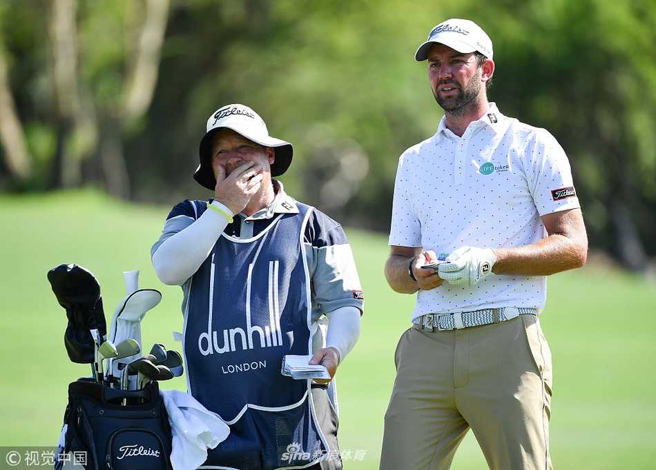 登喜路锦标赛群雄逐鹿 贾米森领先群雄乌修仁蓄势待发 观众聚集在景观绝佳的看台,全神贯注地欣赏顶尖高尔夫球手的精彩对决