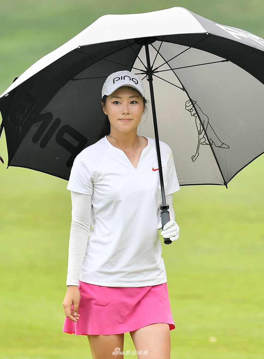 王馨迎在开球前专注示意，神情沉稳，展现了职业球员在赛前的严谨与从容。