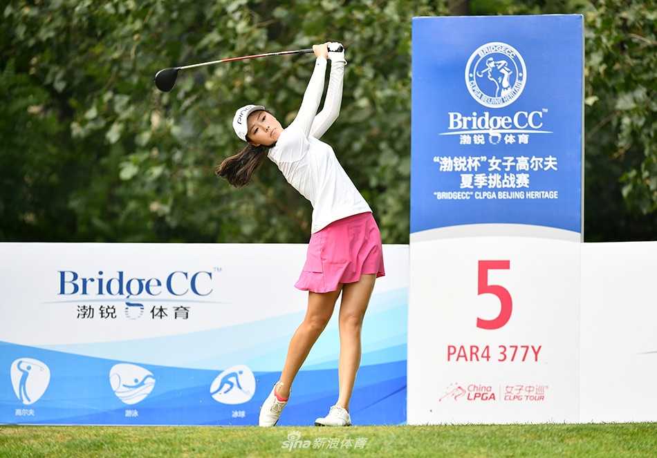 隋响身着一袭素雅汉服，手持高尔夫球杆，于蓝湾球场之上淡然回眸，古典风韵与现代运动装备碰撞出独特火花。