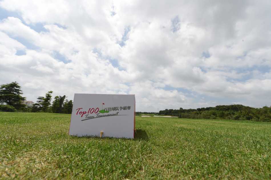 队长们围绕在抽签箱前，神情专注地抽取命运之签，决定球队的征程起点