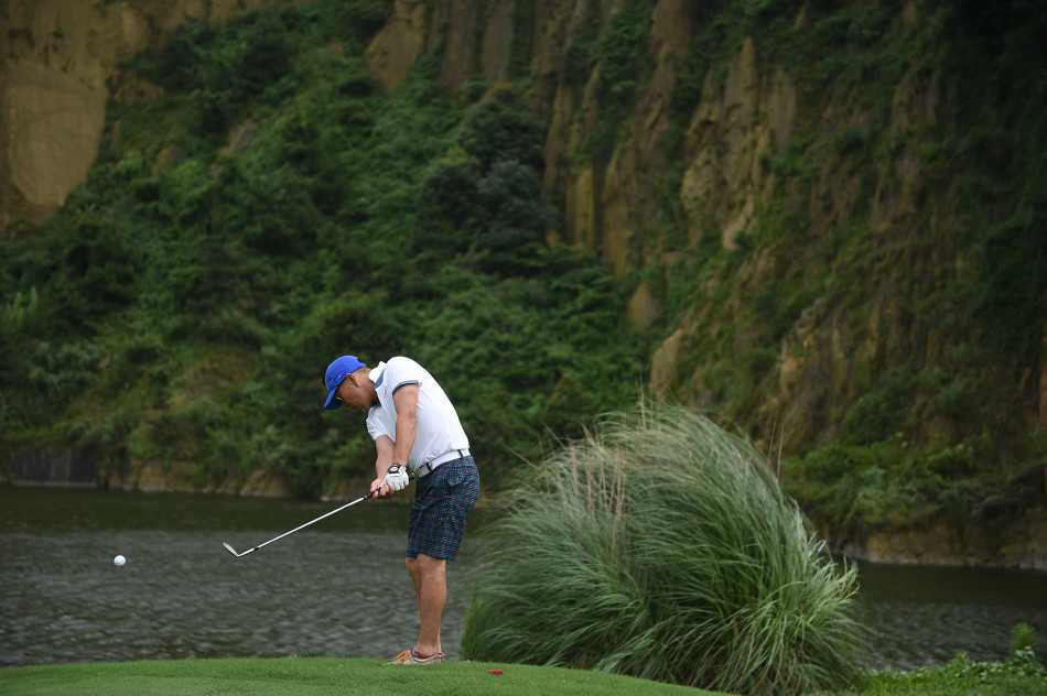 嘉宾们携手按下启动按钮，金色帆船模型扬帆起航，寓意赛事乘风破浪
