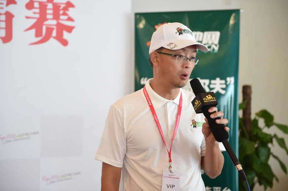 队长们漫步在九龙山球场的黄昏中，远眺山海相连的壮丽景色，畅谈赛事展望