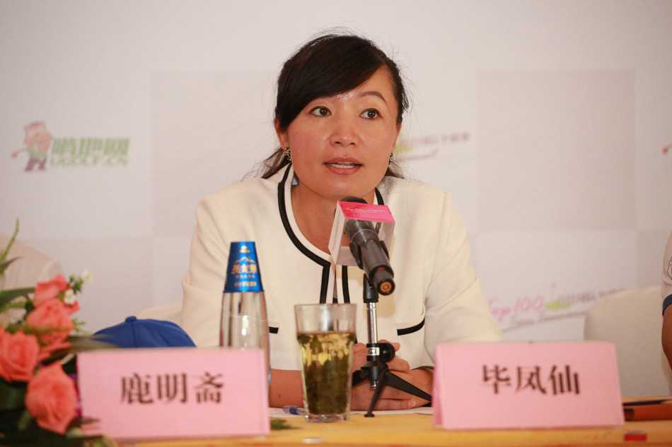 啃地网联合创始人周晖正在分享数字高尔夫创新理念，大屏幕显示着互动平台界面