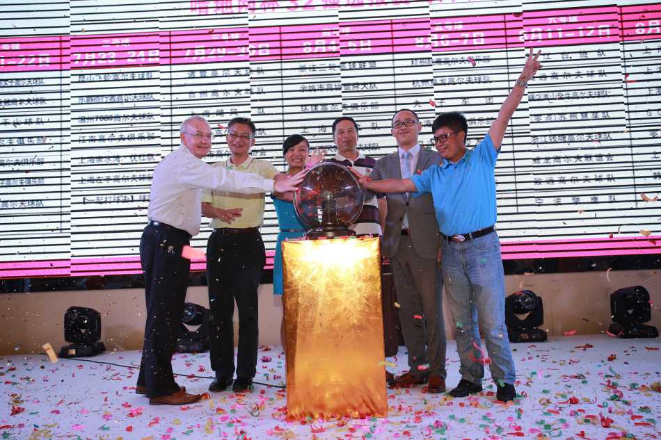 九龙山球场总经理毕凤仙女士正在致辞，背景是碧蓝的天空与起伏的果岭