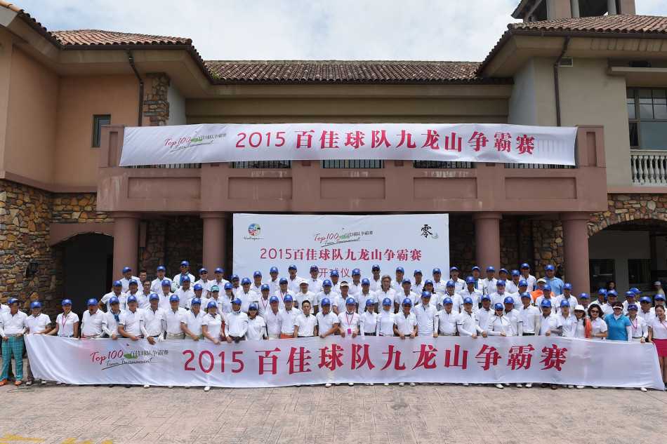 零点俱乐部总裁程林与队长们亲切交流，背后是绿草如茵的练习果岭