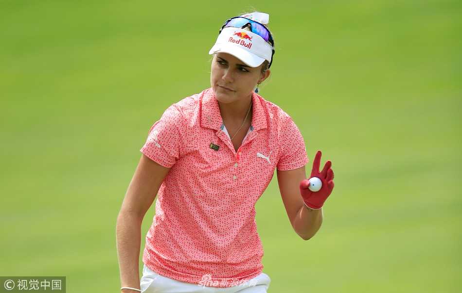 汤普森沉稳回归萨拉斯错失良机 朴城炫加洞赛上演王者归来 领先者莉泽特·萨拉斯在球道上凝视落点,坚定的眼神中充满了对胜利的渴望