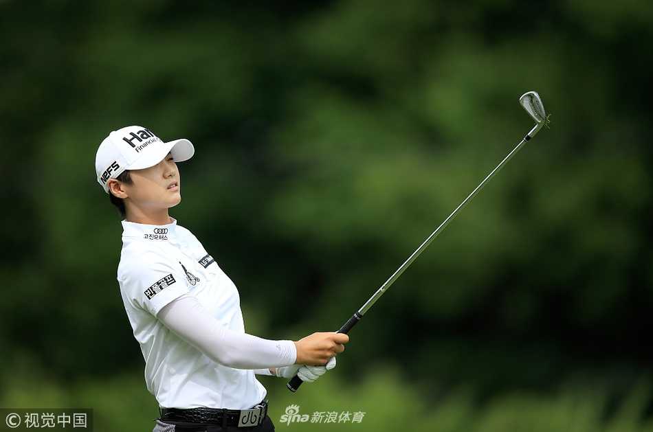 汤普森沉稳回归萨拉斯错失良机 朴城炫加洞赛上演王者归来 夺冠后的朴城炫在印第安纳波利斯赛车场终点线亲吻砖块,以独特传统庆祝胜利