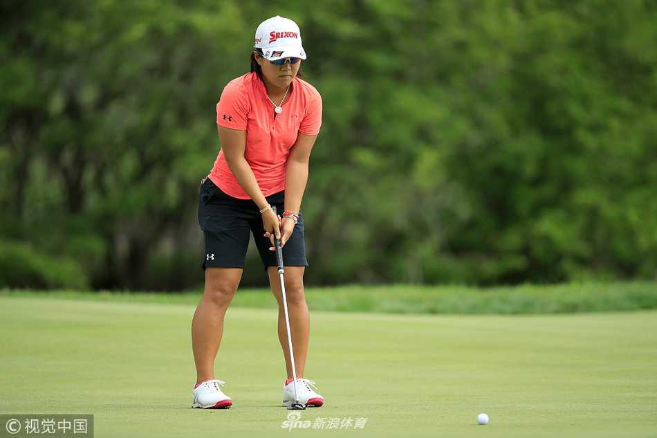 汤普森沉稳回归萨拉斯错失良机 朴城炫加洞赛上演王者归来 决赛轮比赛中,球员们在砖厂交叉口球场独特的赛车场背景前专注击球