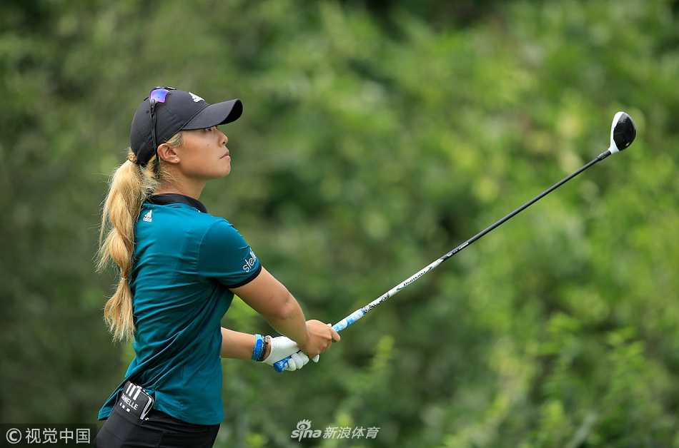 汤普森沉稳回归萨拉斯错失良机 朴城炫加洞赛上演王者归来 赛场上空乌云密布,球员在风雨欲来的天色下评估球位,展现了户外运动的挑战性