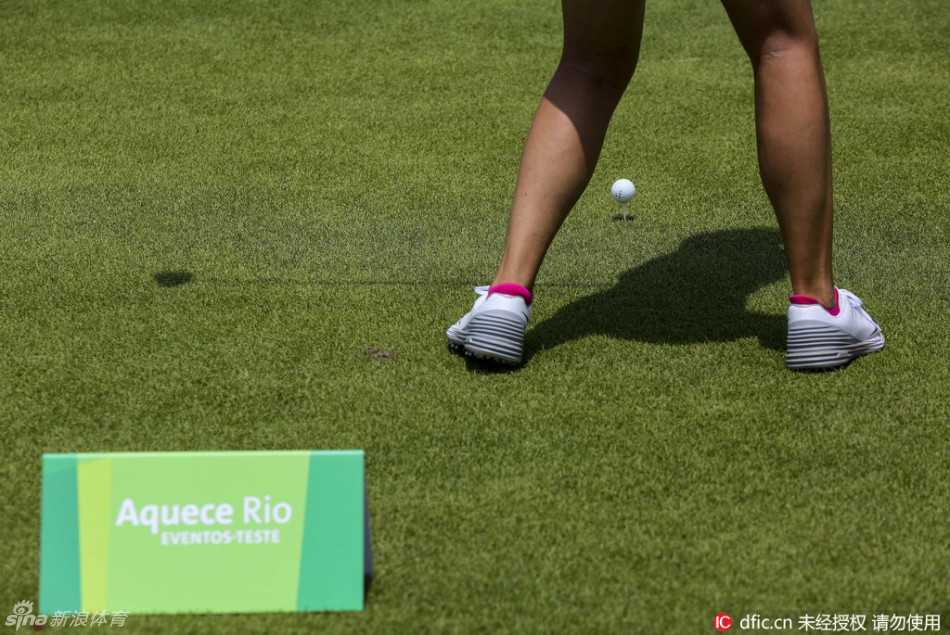 奥运高尔夫测试赛开杆瞬间，一名巴西男选手大力挥杆，白色小球在湛蓝天空下划出弧线飞向远方。