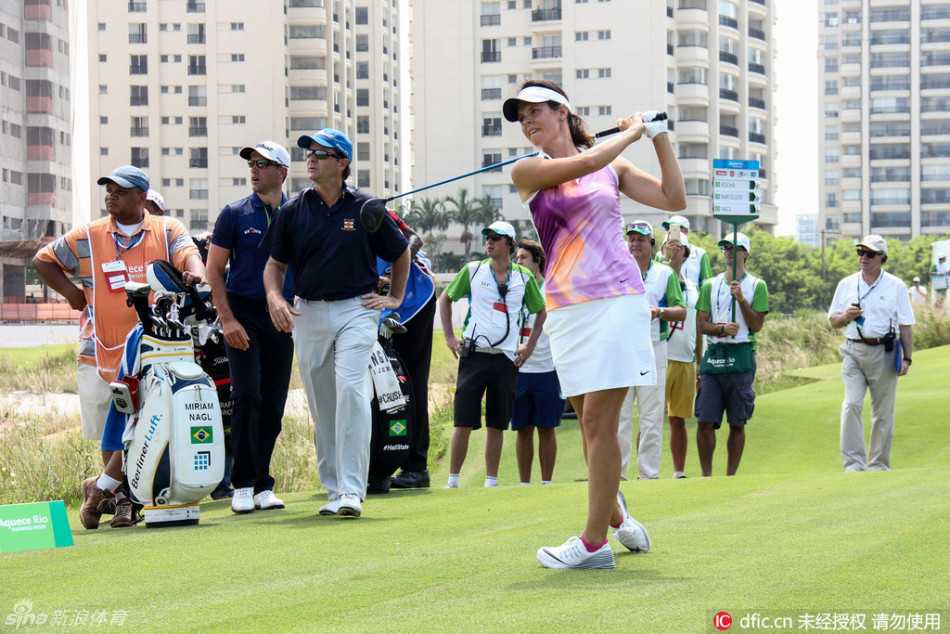 巴西高尔夫女将米瑞安·纳格尔在奥运测试赛上专注推杆，她的眼神坚定，背景是崭新的果岭与蓝天。