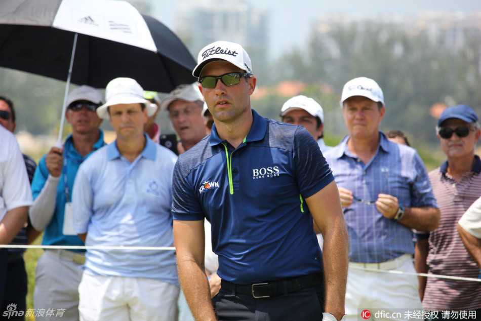 球场设计师吉尔·汉斯与官员们站在发球台旁，认真观察球员击球并评估新建球场的实际表现。