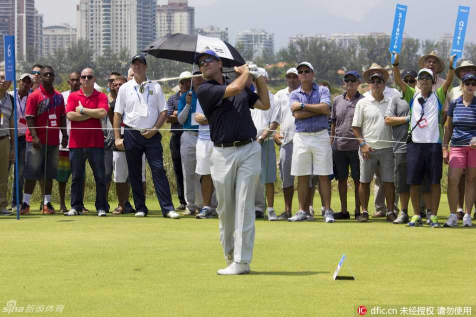 测试赛颁奖仪式上，获奖的巴西本土球员们手持纪念奖牌，面带笑容在奥运五环标志前合影留念。