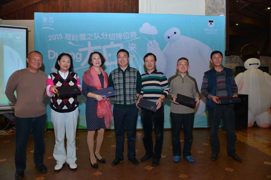 打开的‘百鸟争鸣’礼盒内部展示，两盒金色包装的芙蓉王香烟与两筒高尔夫球并排陈列，精致典雅