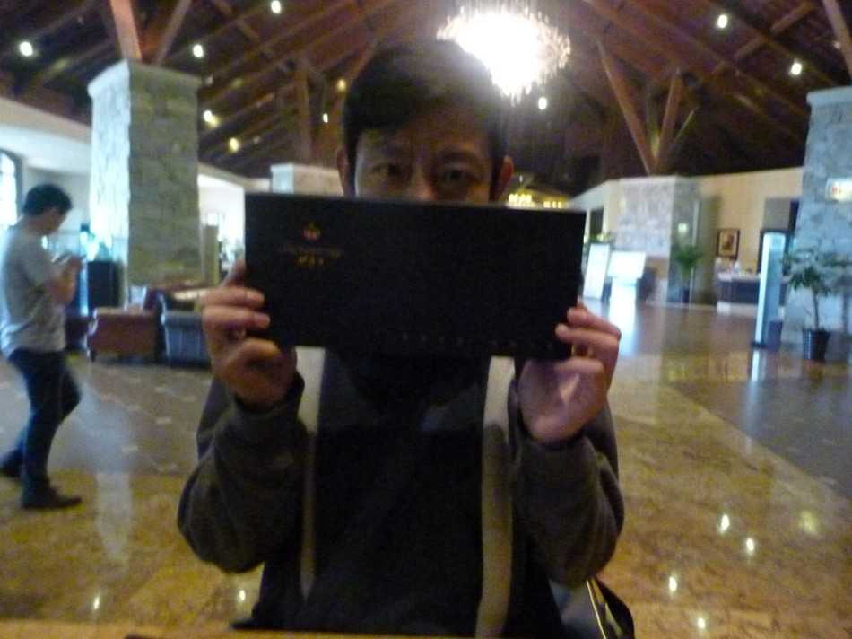 高尔夫球车行驶在景色宜人的球道上，车上可见醒目的活动主题标识，成为球场一景