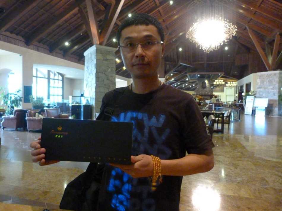 礼盒另一视角特写，凸显其规整的盒体与细腻的表面质感，尽显高端馈赠之礼的格调