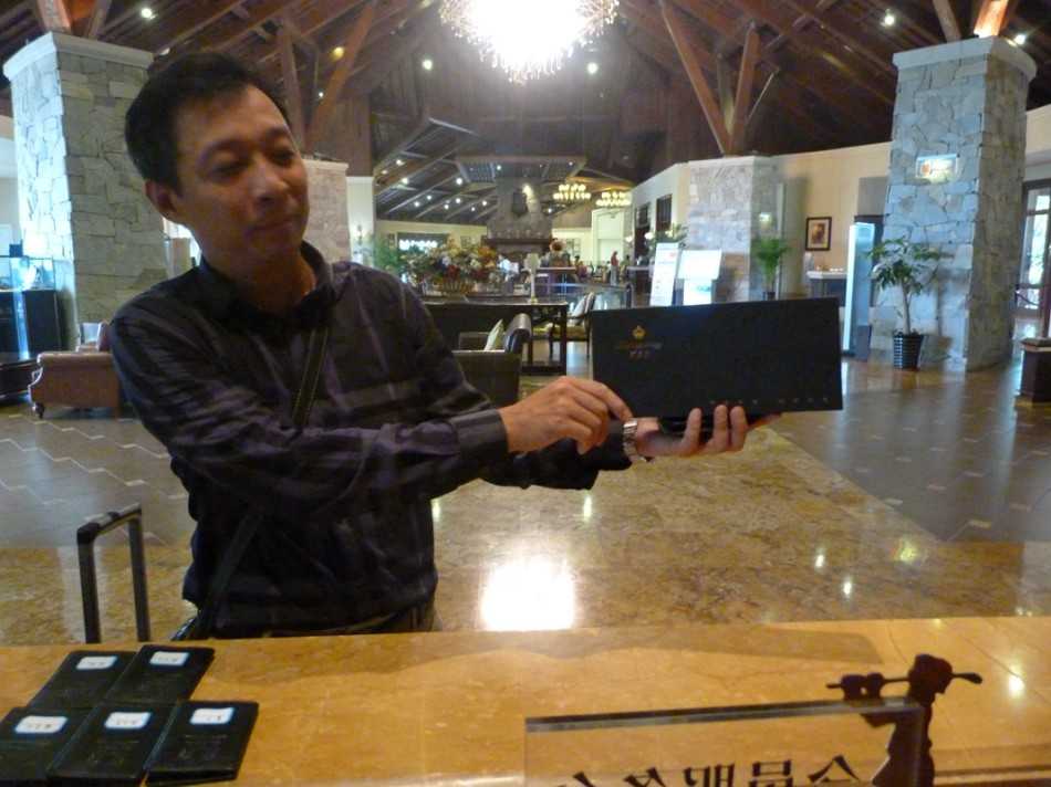 数份‘百鸟争鸣’礼盒整齐堆叠于球场会所前台，准备赠予当日达成佳绩的幸运球手们