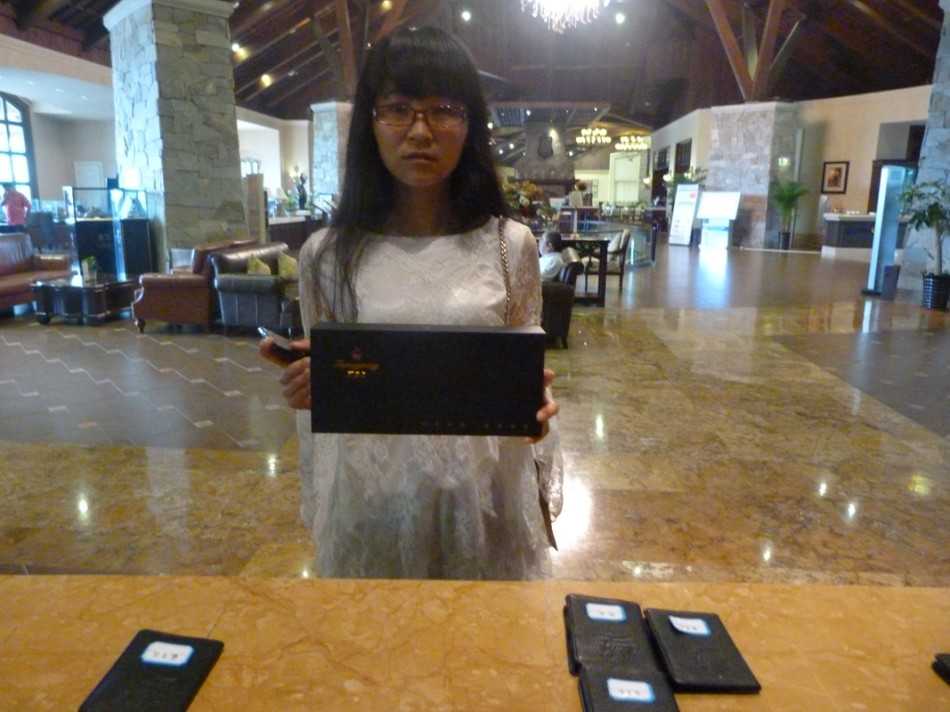 活动全景氛围图，蓝天绿草之间，球场、礼盒与品牌元素和谐共筑高雅的运动休闲图景