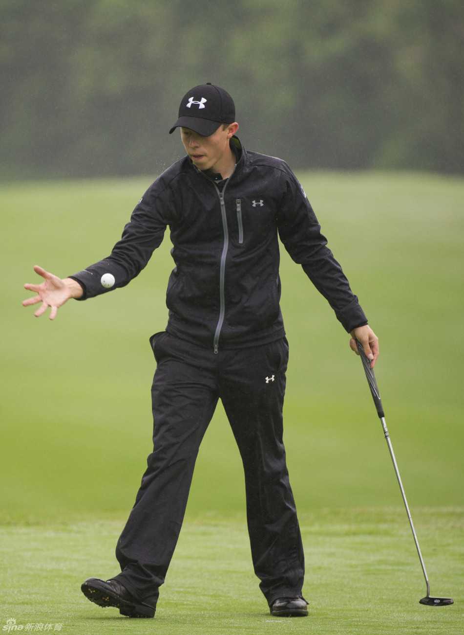 菲兹帕特里克在果岭上仔细审视推击线路，目光如炬