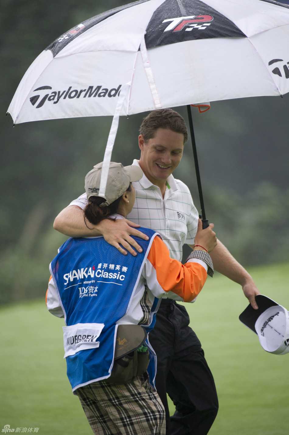 晁海蒙在比赛中沉稳推杆，果岭纹理尽在掌握