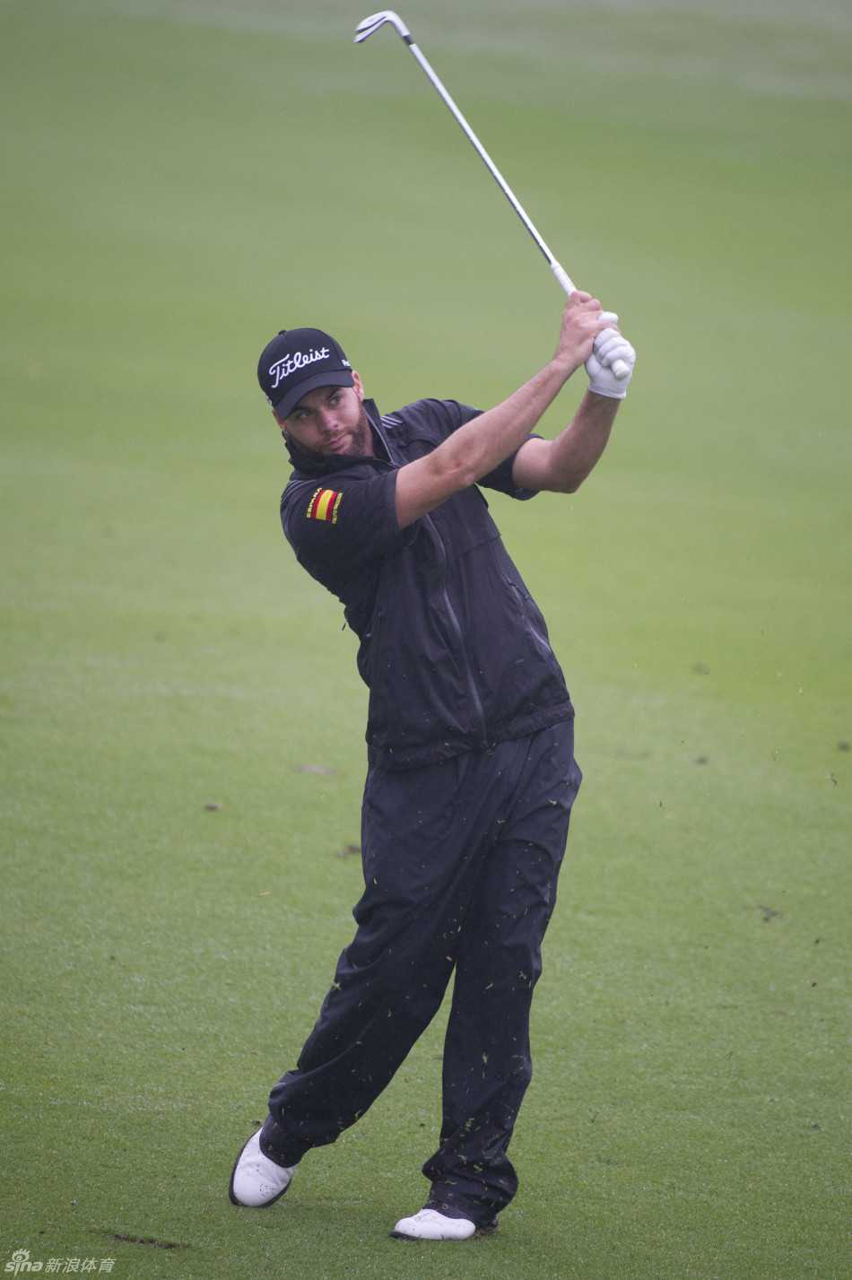 周国武全神贯注开出赛事重要一杆，白色小球即将划破天空