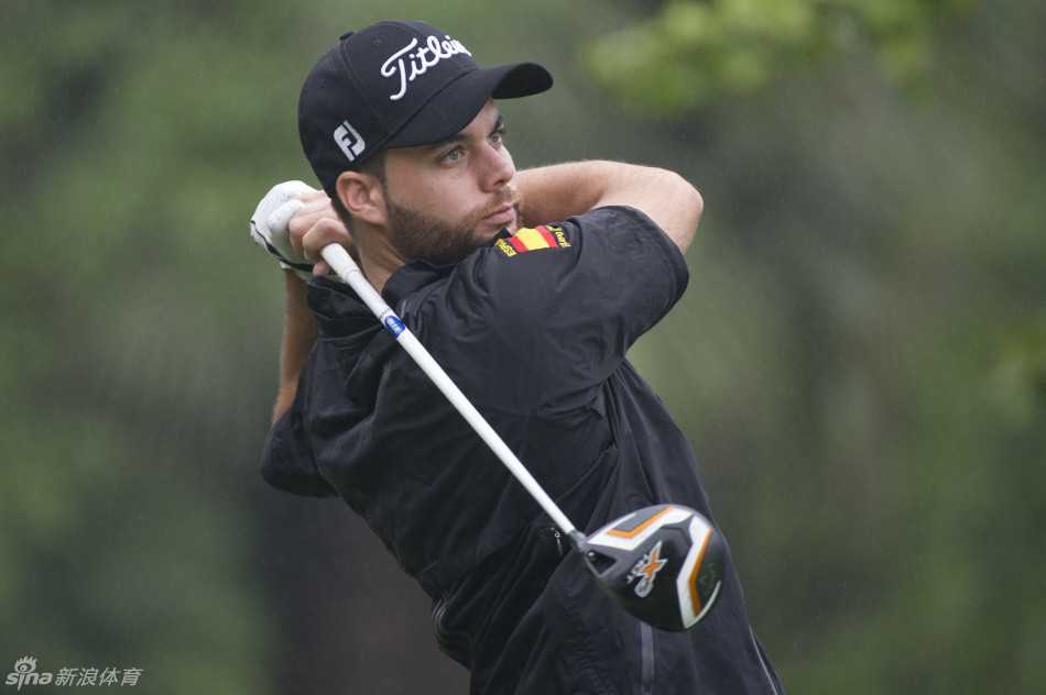 马修-菲兹帕特里克优雅挥杆，动作流畅如行云流水