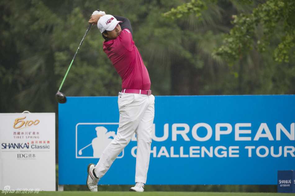 艾德华-艾斯潘尼亚大力开球，动作充满力量与爆发感