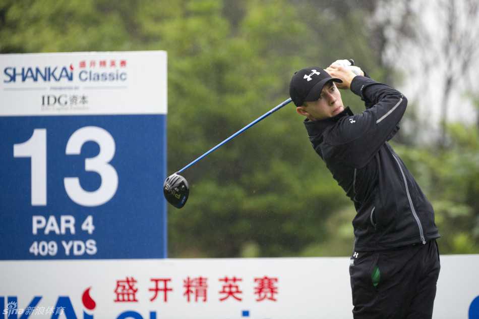 庞特斯-维德格雷全力开球，身体扭转达到完美极限