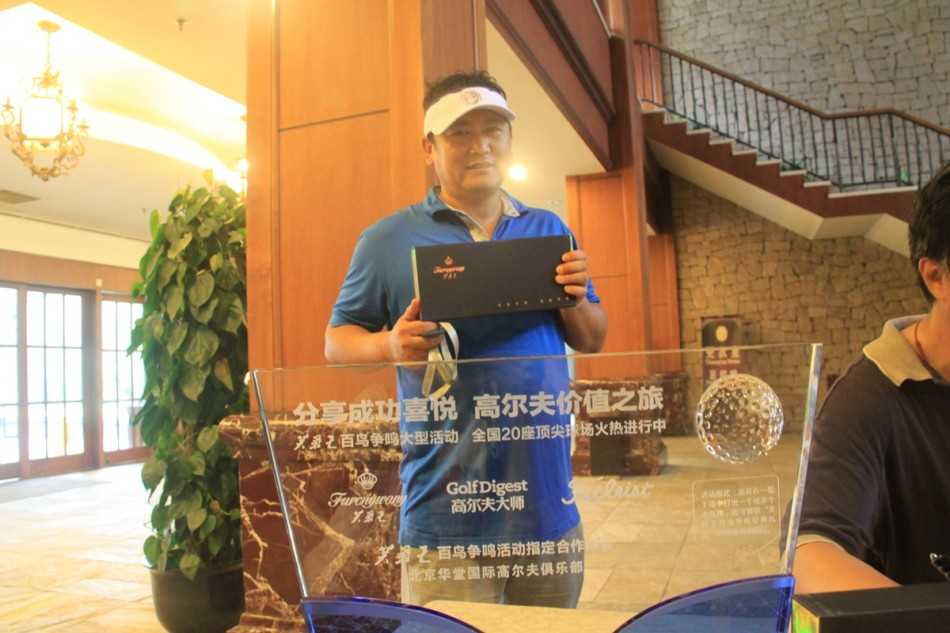 一位高尔夫球手在绿意盎然的球道上全神贯注地准备挥杆，阳光勾勒出他专注的侧影，背景是开阔而宁静的球场。