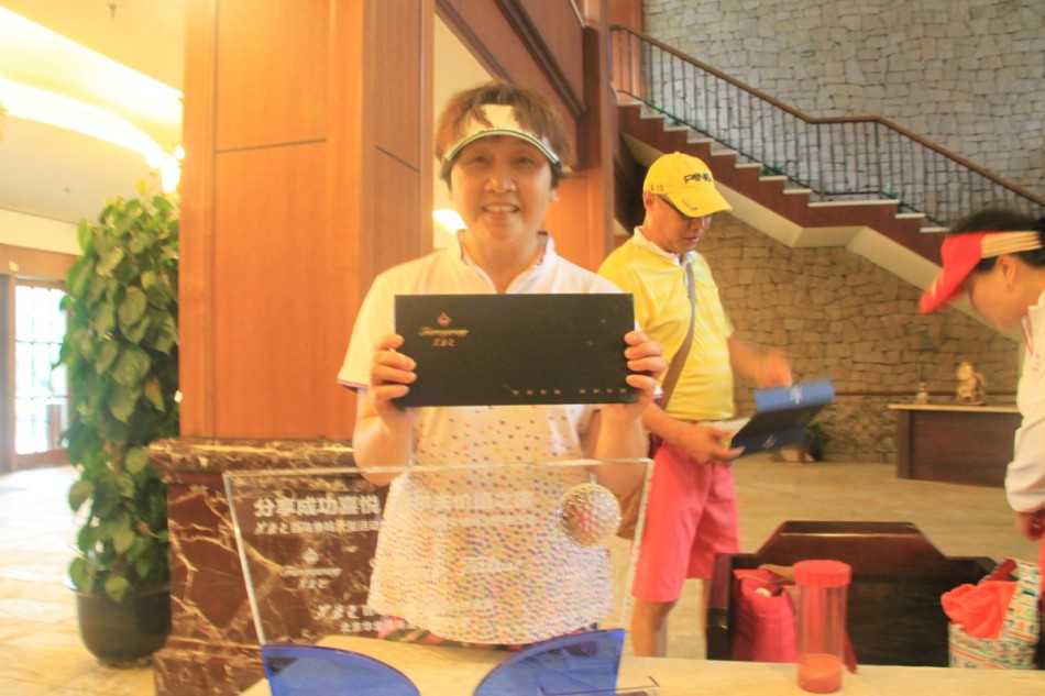 展示柜中，印有‘百鸟争鸣’字样的芙蓉王主题礼盒整齐陈列，设计精美大气，在灯光下散发着诱人的光泽，等待着被胜利者领取。