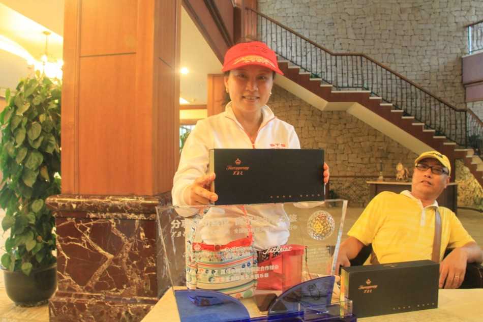 礼盒内部物品清晰展示：两盒金色包装的芙蓉王香烟与两盒专业高尔夫球并列摆放，品质感与实用性兼备。