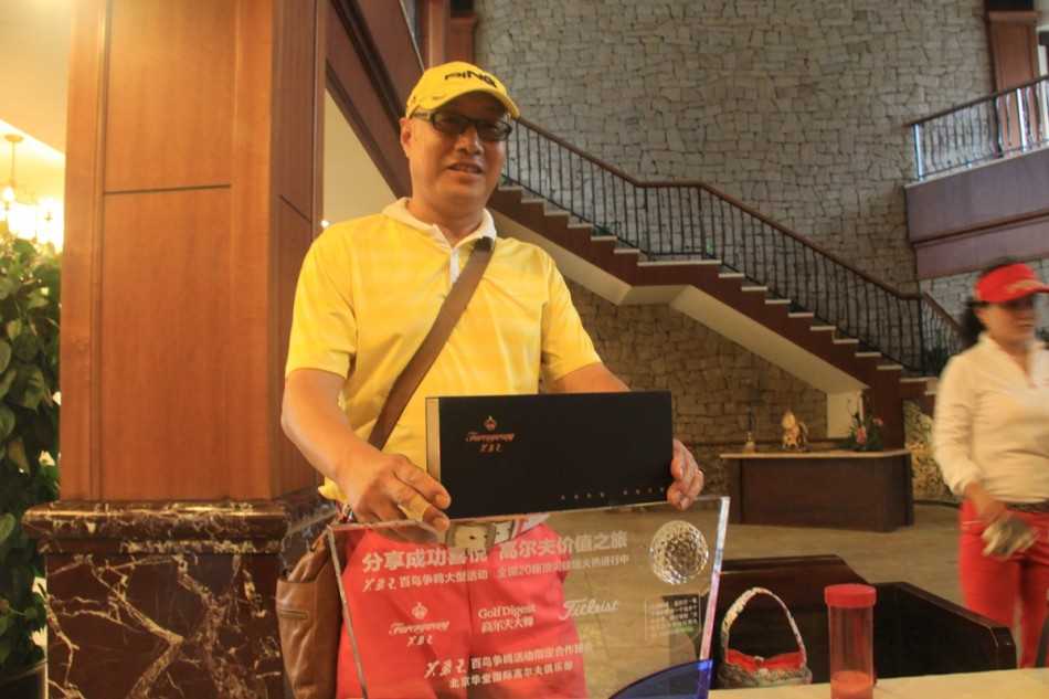 活动现场热闹非凡，多位高尔夫球友正聚集在展示区愉快交流，背景是‘百鸟争鸣’醒目的活动主题背景板。