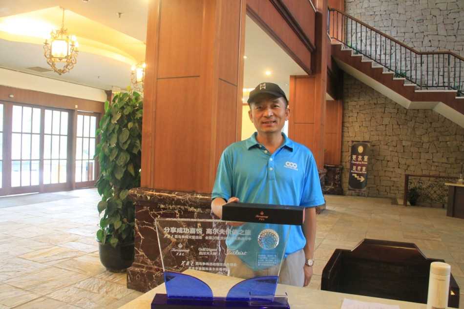 高尔夫球车行驶在景色优美的球道上，远处是起伏的果岭与湛蓝的天空，构成一幅宁静而充满活力的运动画卷。