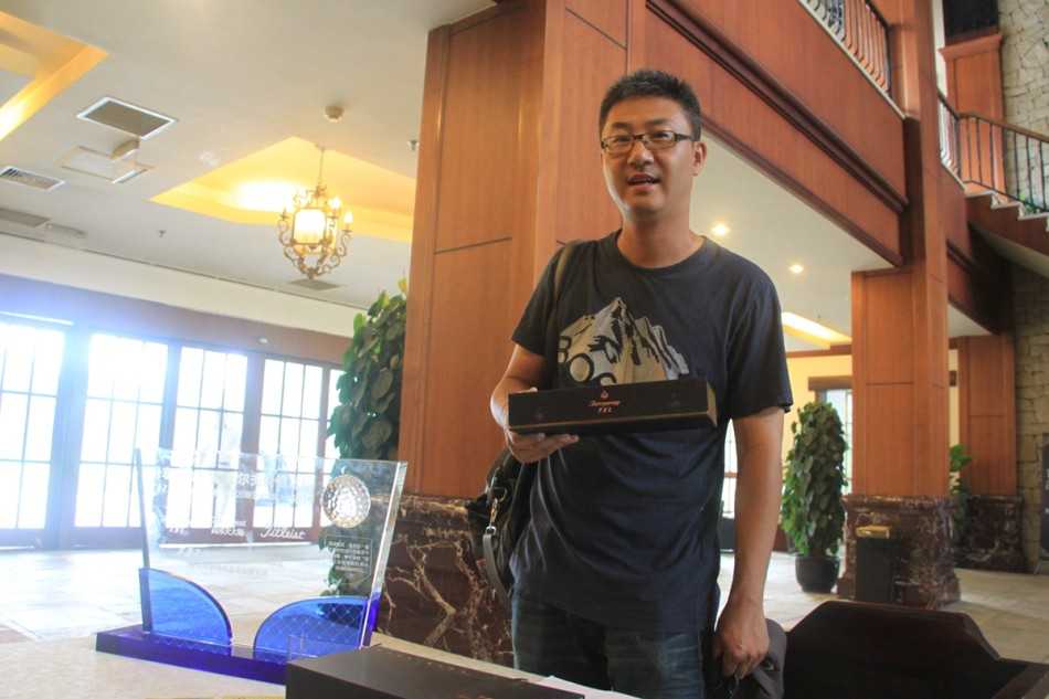 特写镜头下，一只高尔夫球稳稳地停在修剪整齐的果岭草皮上，球洞近在咫尺，寓意着‘小鸟球’的挑战与成功近在眼前。