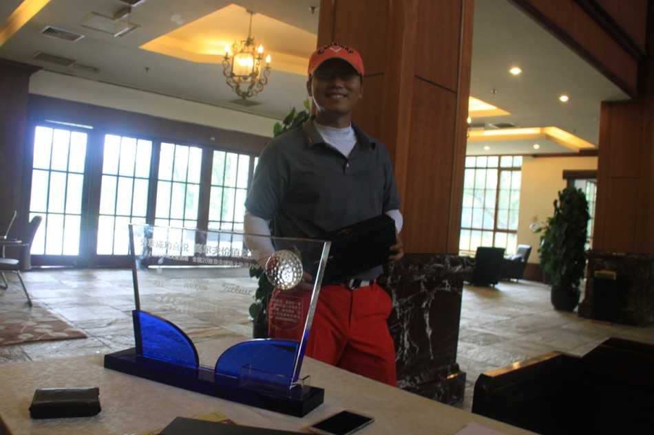 活动主视觉海报特写，‘百鸟争鸣’书法字体苍劲有力，与飞翔的小鸟剪影结合，下方清晰标注着活动时间、地点与规则。