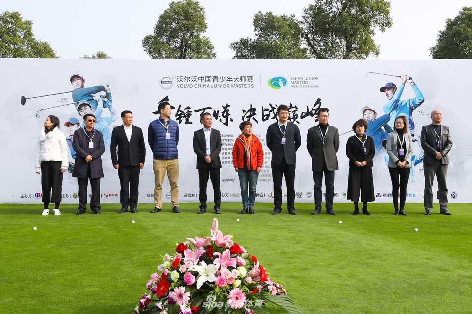 沃尔沃中国青少年高尔夫球大师赛在沪开幕 未来之星闪耀美兰湖 参赛球员全神贯注地推杆击球,果岭上的每一杆都考验着少年的技巧与心态