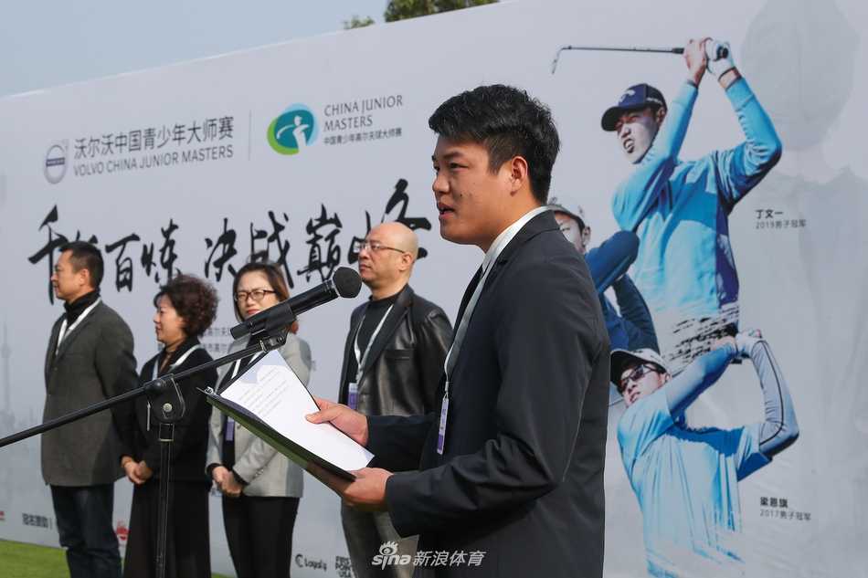 沃尔沃中国青少年高尔夫球大师赛在沪开幕 未来之星闪耀美兰湖 小球员在沙坑中冷静处理困难球位,展现出不畏挑战的专注与沉稳
