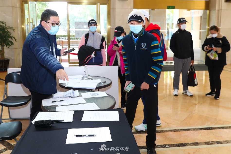 沃尔沃中国青少年高尔夫球大师赛在沪开幕 未来之星闪耀美兰湖 赛前练习轮,两位球员并肩走在如画的球道上,交流切磋,氛围融洽