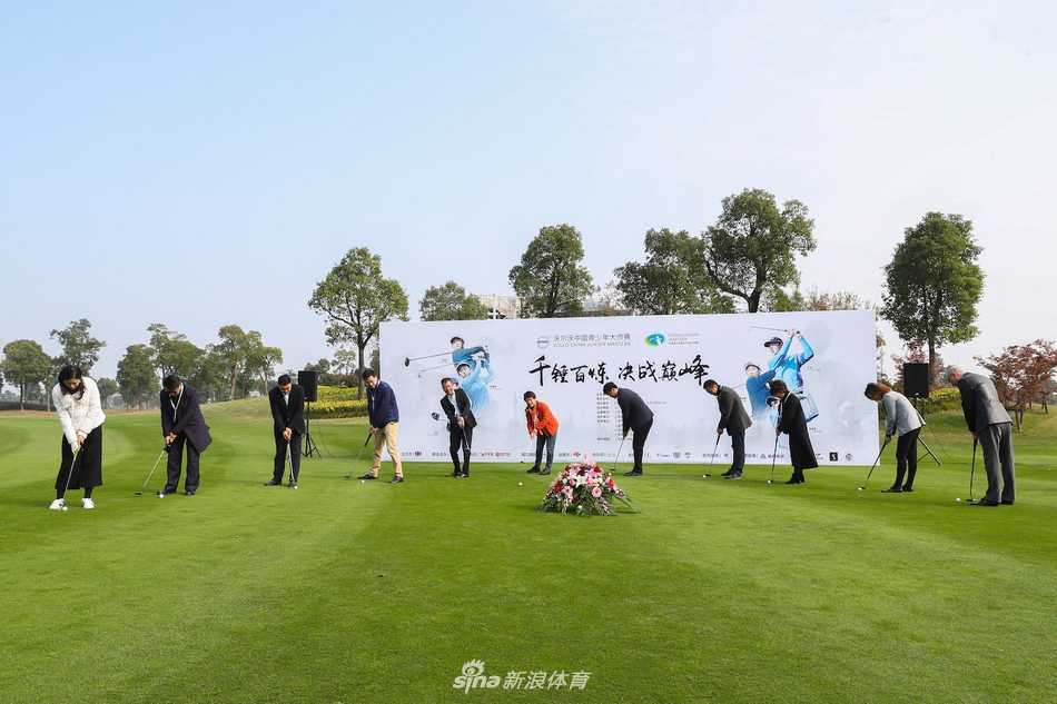 沃尔沃中国青少年高尔夫球大师赛在沪开幕 未来之星闪耀美兰湖 年轻的女球员优雅推杆,果岭上划出完美弧线,尽显高尔夫运动的力与美