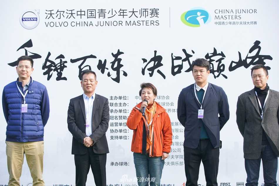 沃尔沃中国青少年高尔夫球大师赛在沪开幕 未来之星闪耀美兰湖 青少年球员在开阔的球道上从容挥杆,身影与美兰湖球场优美的自然景观融为一体