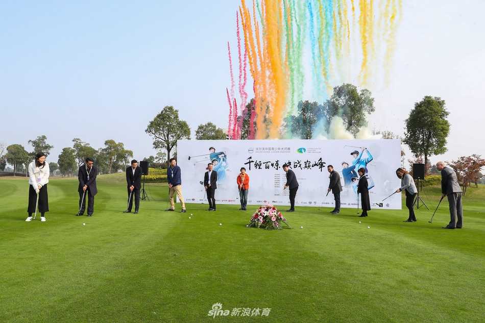 沃尔沃中国青少年高尔夫球大师赛在沪开幕 未来之星闪耀美兰湖 参赛小球员神情专注地进行赛前准备,检查球杆,眼中充满了对比赛的渴望