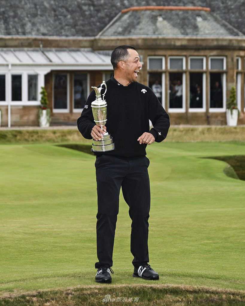 皇家伯克戴尔的逆袭传奇:谢奥菲勒捧起葡萄壶奖杯的荣耀时刻 谢奥菲勒侧身凝神,准备挥杆,动作流畅而充满力量,阳光勾勒出他专注的侧影与球杆划出的完美弧线。