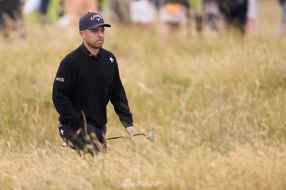 皇家伯克戴尔的逆袭传奇:谢奥菲勒捧起葡萄壶奖杯的荣耀时刻 颁奖典礼上,谢奥菲勒深情亲吻古老的葡萄壶奖杯,银质奖杯在聚光灯下熠熠生辉,映照着他梦想成真的脸庞。